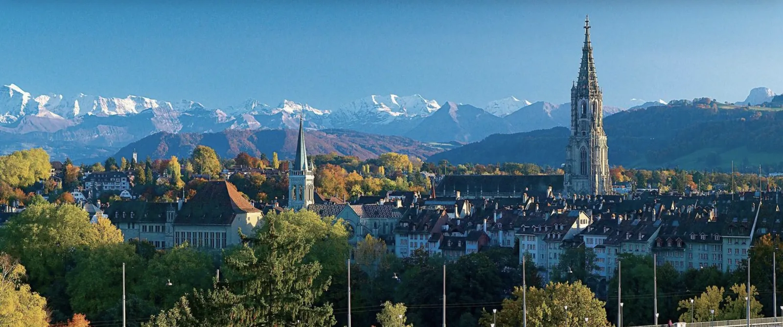 Blick über die Berner Altstadt mit dem Münster, dahinter die Alpen